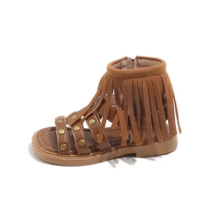 Sandales gladiateur fille style bohème avec franges marron et détails cloutés dorés