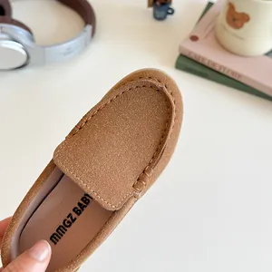 Mocassini per bambini in pelle scamosciata marrone con cuciture arancioni lifestyle