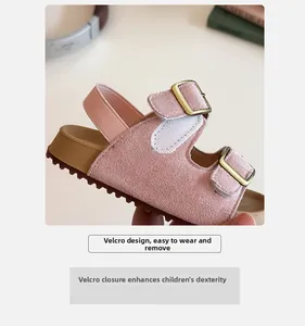 Détail de sandales roses pour enfants en daim avec double velcro et bride élastique au talon