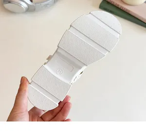 Detailaufnahme der weißen Gummisohle mit rutschfestem Profil und Größenmarkierung 31