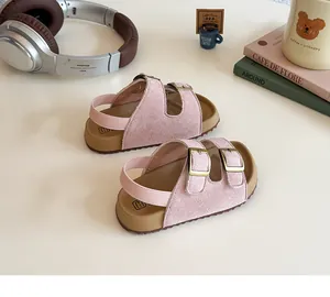 Détail de sandales roses en daim pour filles avec doubles boucles et semelles épaisses
