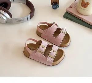 Détail de sandales roses pour filles avec boucles réglables et sangle arrière élastique