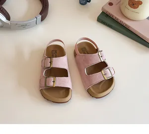 Détails des sandales en daim rose pour filles avec double boucle et semelle ergonomique souple