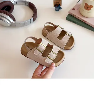 Détail de sandales bébé en microfibre beige avec double boucles et semelle souple antidérapante