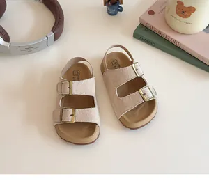 Vue à plat de sandales pour enfants beige à double bride en microfibre douce et talonnette