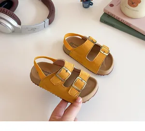Détail de sandales jaunes pour enfants avec doubles boucles et sangle de talon élastique