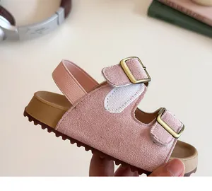 Gros plan sur des sandales roses pour filles avec semelles EVA souples et boucles en métal