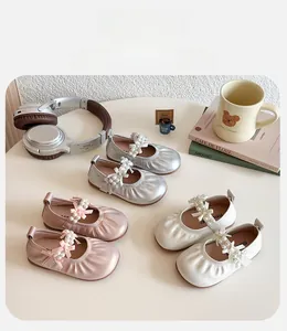 Détails de chaussures Mary Jane argent, rose et beige avec nœud perlé et col élastique