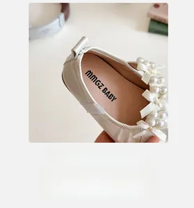 Détail de chaussures Mary Jane blanches pour filles avec perles, nœud et doublure douce