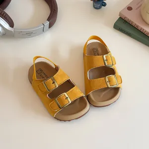 Sandales jaunes pour enfants avec double boucle et bride élastique au talon sur fond blanc