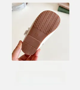 Détail de la semelle antidérapante en caoutchouc avec taille 23 pour chaussures filles