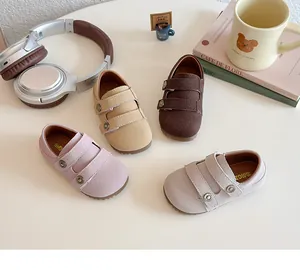 Scarpe in camoscio per bambini con cinturini in velcro e punta tonda in vari colori