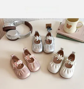 Détails des chaussures Mary Jane pour filles avec perles brillantes et nœuds en soie