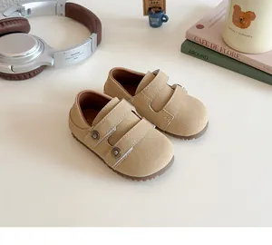 Dettaglio di scarpe casual beige per bambine con velcro e suola in gomma morbida