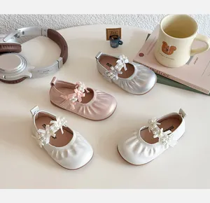 Vue détaillée des chaussures Mary Jane pour filles en argent, rose et blanc à nœuds perlés