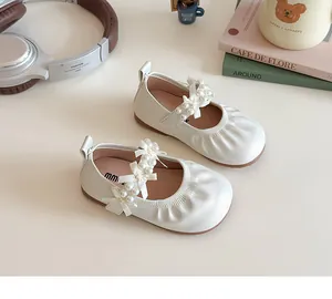 Détails des chaussures Mary Jane blanches pour filles avec perles et nœuds décoratifs