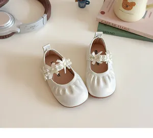 Vue détaillée de chaussures Mary Jane crème avec perles, nœuds et brides velcro