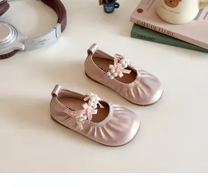 Vue de dessus de chaussures Mary Jane roses pour filles avec nœuds en satin et perles