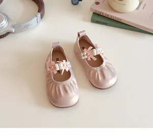 Détail de chaussures roses pour filles avec perles et nœud dans un décor de style de vie