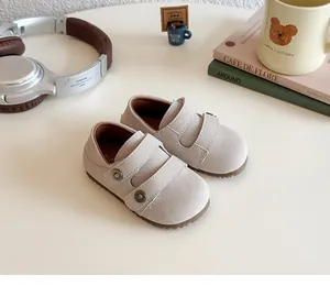 Dettaglio mocassini beige da bambina con doppio velcro e suola in gomma antiscivolo resistente