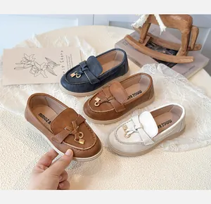 Details von Mädchen Loafers aus Leder mit goldener H-Schnalle in Blau, Braun und Weiß