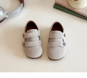 Dettaglio scarpe per bambini in camoscio beige con doppia chiusura a velcro e suola gomma