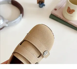 Dettaglio macro della scarpa in pelle scamosciata beige con rivetto in metallo