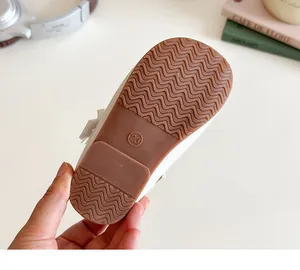 Détail de la semelle en caoutchouc marron antidérapante avec texture ondulée taille 23
