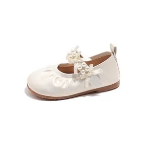 Chaussures Mary Jane fille blanc perle avec perles florales et nœuds sur fond blanc