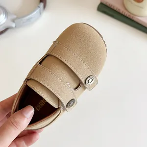 Scarpe casual da bambina in pelle scamosciata kaki con cinturino e suola morbida