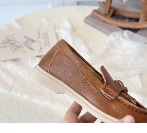Detailaufnahme brauner Leder-Loafer für Mädchen mit Quastendesign und weichen Gummisohlen