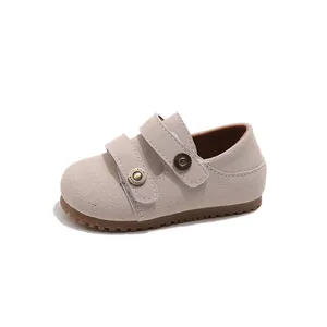 Mocassini da bambina in nabuk beige con doppio velcro e suola in gomma antiscivolo