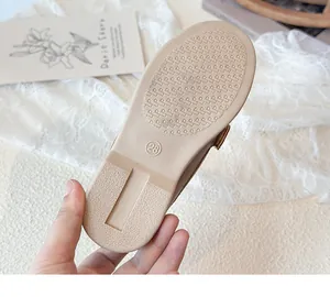 Detailaufnahme der rutschfesten Gummisohle beige Mädchenschuhe mit eingravierter Größe 28