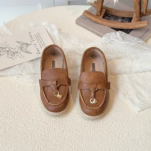 Klassische braune Leder-Loafer für Mädchen mit goldener Schnalle und weicher Gummisohle