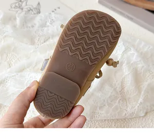 Detailed view of the wave-patterned anti-slip rubber sole on girls' leather shoes