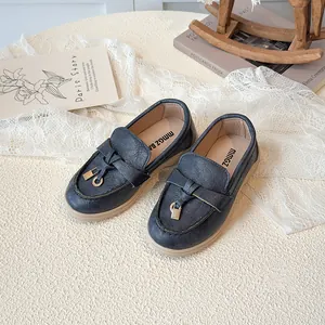Klassische dunkelblaue Mädchen-Loafer mit Schleife und Goldanhänger-Verzierung