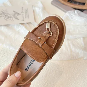 Klassische braune Mädchen-Loafer mit Metallschnalle und rutschfester Gummisohle
