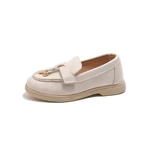 Klassische beige Mädchen Slipper mit goldener Schnalle und Troddel auf Gummisohle