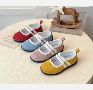 Détail de chaussures Mary Jane pour filles en quatre couleurs avec brides croisées