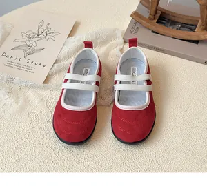 Vue détaillée de chaussures Mary Jane rouges en daim pour filles avec brides élastiques
