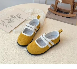 Détail de chaussures Mary Jane jaunes pour filles avec brides blanches et semelles en gomme