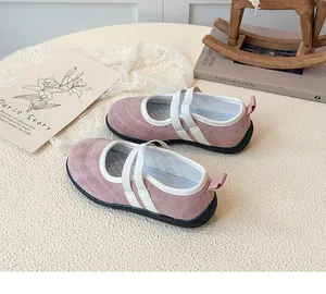 Détail de baskets Mary Jane roses pour filles avec brides croisées et semelles gomme