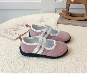 Détail de chaussures Mary Jane en daim rose avec brides élastiques blanches sur fond vintage