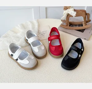 Drie kleurvarianten van retro Mary Jane sneakers voor kinderen met klittenbandsluiting