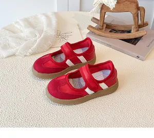 Detail van rode sneakers voor kinderen met klittenband en antislip rubberen zolen