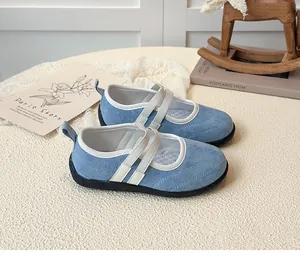 Vue détaillée de chaussures Mary Jane bleues en daim pour fille avec brides élastiques