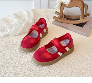 Detail van rode Mary Jane kinderschoenen met suède panelen en handige klittenband