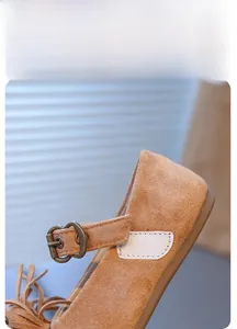 Détail de la texture en daim, de la fermeture velcro et du gland des chaussures kaki