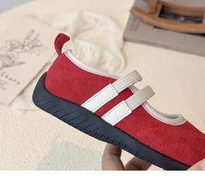 Détail de chaussures Mary Jane rouges pour filles avec semelles épaisses antidérapantes