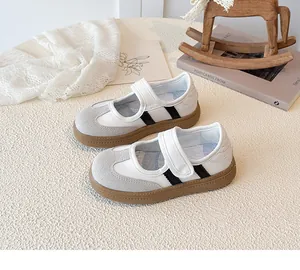 Detail van de antislip rubberen zool en klittenbandsluiting op de kinderschoenen